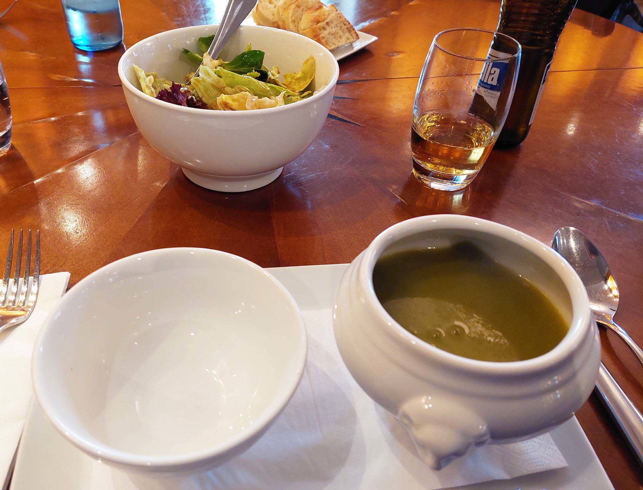 Während die Suppe aus der Kanne eingeschenkt wird, kann der Menüsalat geteilt werden.